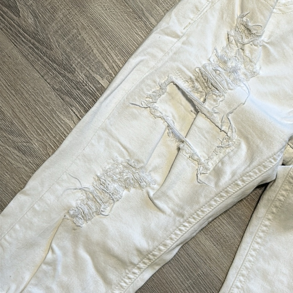 Woman’s Miss Me white distressed, signature capris - size 30 - Picture 5 of 16